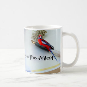 Roter Papagei auf einer Tasse