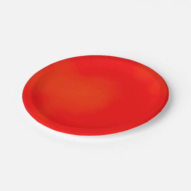 Roter Pappteller auf weißem Hintergrund (Schrägansicht)