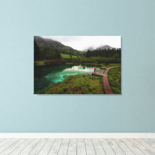 Roter Regenschirm grüner See Leinwanddruck