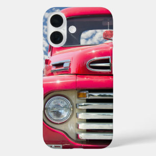 Roter Retro-LKW mit flauschigen Würfeln iPhone 16 Hülle