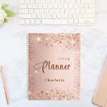 Roter Rose, Goldstaub, Monogramm, Glitzer 2023 Planer<br><div class="desc">Ein Imitat Rose gold metallische Hintergrund mit eleganten Imitaten mit Rot Glitzer Staub. Personalisieren und fügen Sie ein Jahr hinzu (auf dem Kopf) und fügen Sie einen Namen hinzu. Der Name ist in dunklem Rose Gold geschrieben, mit einem großen, modernen Handschrift-Schrift mit Swashes. Ideal für Schule, Arbeit oder Organisation Ihres...</div>