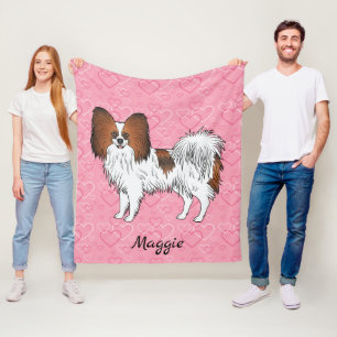Roter Sable-Papillon-Spielzeug-Hunderasse auf rosa Fleecedecke