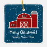 Roter Scheunenhof im Schnee Zoll Weihnachten Keramikornament<br><div class="desc">Rotes Scheunenhaus im Schnee maßgeschneiderte Weihnachtsfeier Keramik Ornament. Personalisierte Ornamente mit zeichnend Landwirtschaft. Niedlicher Winterurlaub Souvenir. Machen Sie sich Ihre eigenen Weihnachtsdekorationen und die Baum-Dekoration. Enthält eine goldene Glitzer-Zeichenkette zum Aufhängen. Fügen Sie optional Ihr eigenes Foto oder Text auf der Rückseite ein. Anpassbare Hintergrundfarbe. Einzigartige Geschenkidee für Ehepaare, frisch geerntete...</div>