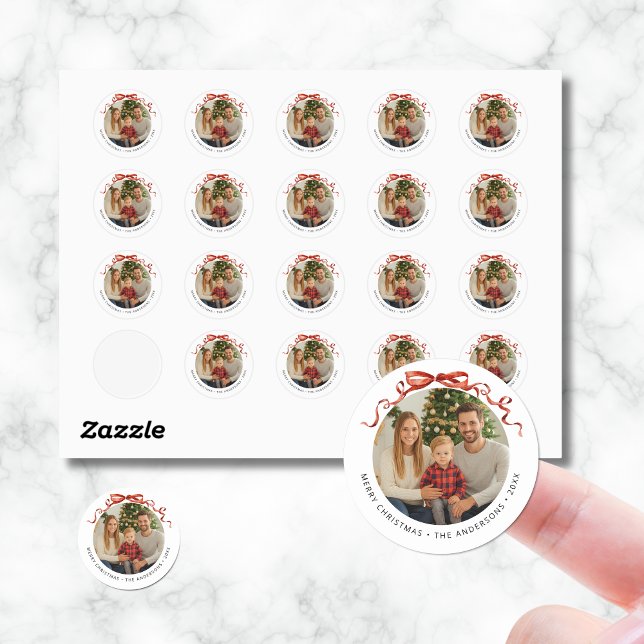 Roter Schleifen Kreis Weihnachtsfoto Runder Aufkleber (Red bow photo christmas round stickers)
