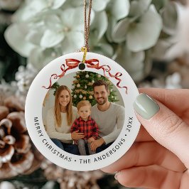 Roter Schleifen-Weihnachtsfoto im Kreis Keramik Ornament