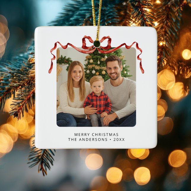 Roter Schleifen-Weihnachtsfoto-Quadrat Keramikornament (Red bow square christmas photo ornament)