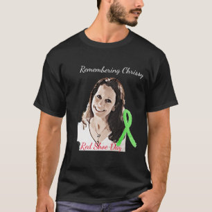 Roter Schuh-Tag an Chrissy Shirt erinnernd