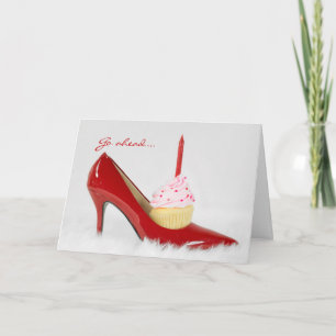 roter Schuh und kleiner Kuchen des Geburtstages Karte