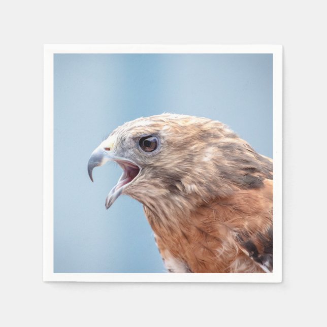 Roter Schulter-Hawk auf einem Felsen Serviette (Vorderseite)