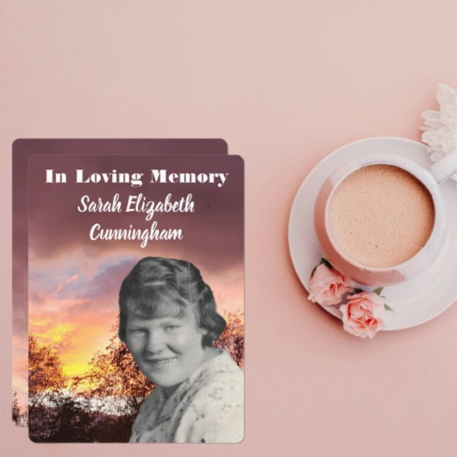 Roter Sonnenuntergang des Gedächtnisdienstes mit d Programm (Von Creator hochgeladen)