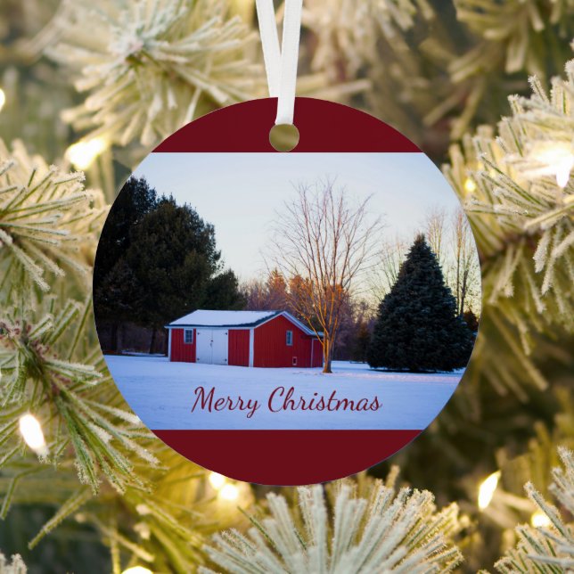 Roter Stall im Schnee Ornament Aus Metall (InSitu)