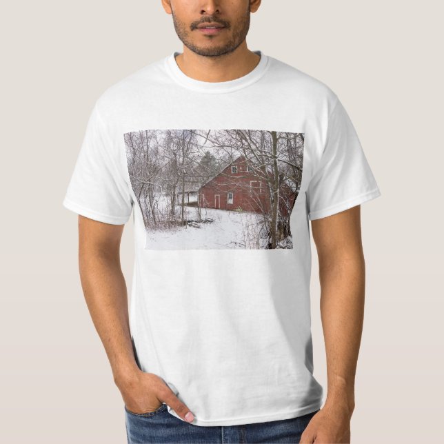 Roter Stall im Schnee T-Shirt (Vorderseite)