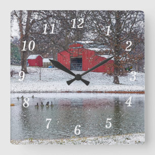 Roter Stall im Schneefräunchen Quadratische Wanduhr