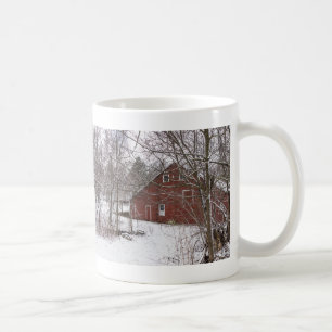 Roter Stall in der Schneekaffee-Tasse Kaffeetasse