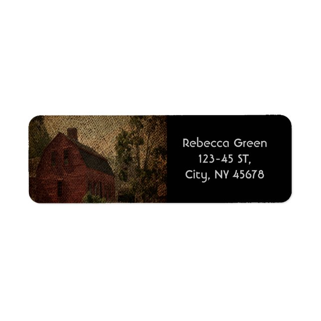 Roter Stall in einem Bauernhof mit primitivem Best (Vorne)