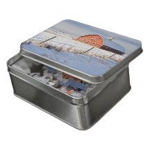 Roter Stall in schneebedeckter Landschaft