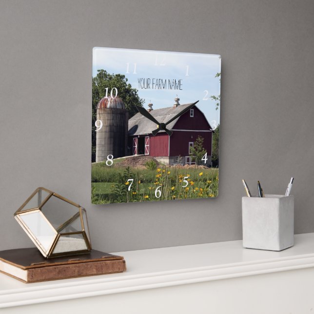 Roter Stall und Silo Quadratische Wanduhr (Büro)