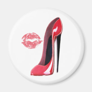 Roter Stilett-Schuh und Kuss Magnet