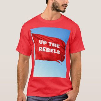Roter T - Shirt aufheben