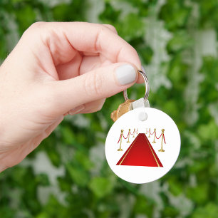 Roter Teppich-Eingang mit goldenen Absperrungen Schlüsselanhänger