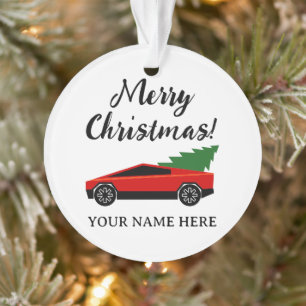 Roter Tesla-Pickup-Truck mit Weihnachtsbaum Ornament