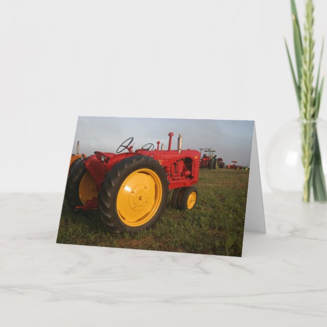 Roter Traktor in der Begrüßungskarte Karte (Vorderseite)
