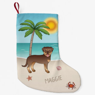 Roter und brauner Rottweiler an einem tropischen S Kleiner Weihnachtsstrumpf