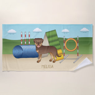 Roter und brauner Rottweiler-Hund mit Agility-Ausr Strandtuch