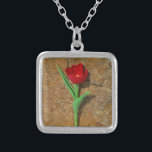 Roter und Gelber Tulip Versilberte Kette<br><div class="desc">Frühlingsrot und Gelb Tulip,  gegen einen braunen Felsen am Arrowhad-See. Foto von Sandy Closs. Ostern,  Blumen,  rote Blume,  Frühling,  Valentine,  Valentine,  Hochzeiten,  Hochzeiten,  Valentinstag</div>