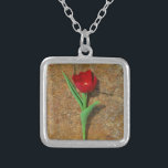 Roter und Gelber Tulip Versilberte Kette<br><div class="desc">Frühlingsrot und Gelb Tulip,  gegen einen braunen Felsen am Arrowhad-See. Foto von Sandy Closs. Ostern,  Blumen,  rote Blume,  Frühling,  Valentine,  Valentine,  Hochzeiten,  Hochzeiten,  Valentinstag</div>