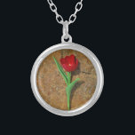 Roter und Gelber Tulip Versilberte Kette<br><div class="desc">Frühlingsrot und Gelb Tulip,  gegen einen braunen Felsen am Arrowhad-See. Foto von Sandy Closs. Ostern,  Blumen,  rote Blume,  Frühling,  Valentine,  Valentine,  Hochzeiten,  Hochzeiten,  Valentinstag</div>