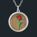 Roter und Gelber Tulip Versilberte Kette<br><div class="desc">Frühlingsrot und Gelb Tulip,  gegen einen braunen Felsen am Arrowhad-See. Foto von Sandy Closs. Ostern,  Blumen,  rote Blume,  Frühling,  Valentine,  Valentine,  Hochzeiten,  Hochzeiten,  Valentinstag</div>