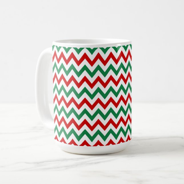 Roter und grüner Weihnachts-Chevron-Kaffeebecher Kaffeetasse (Vorderseite Links)