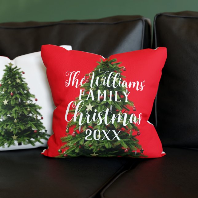 Roter und grüner Weihnachtsbaum mit festem Kissen (Add your family name and year established to this festive red throw pillow. It's double sided!)