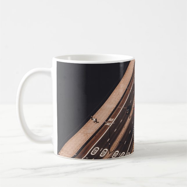 ROTER UND WEISSER BUS AUF BRÜCKE KAFFEETASSE (Links)