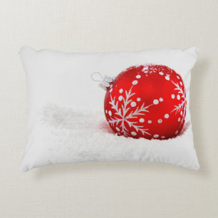 Roter Weihnachtsball mit Schneeflocke Dekokissen