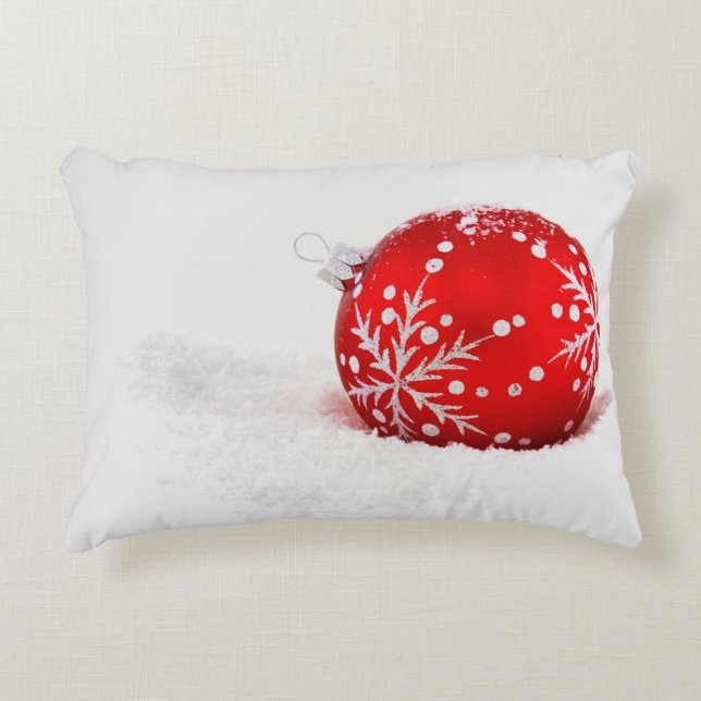 Roter Weihnachtsball mit Schneeflocke Dekokissen (Vorderseite)