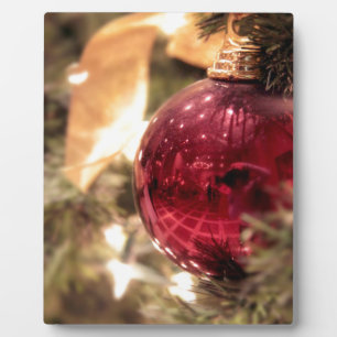 roter Weihnachtsbaumschmuck festlich glänzend Fotoplatte