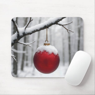 Roter Weihnachtsschmuck an schneebedecktem Ast Mousepad