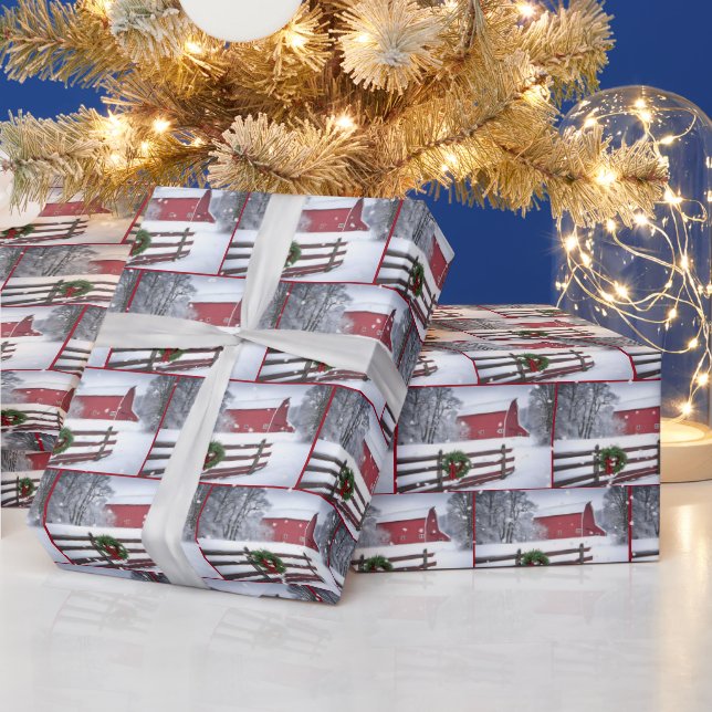 Roter Weihnachtsstall im Schnee Geschenkpapier (Feiertage)
