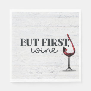 Roter Wein auf weißem Holz Serviette