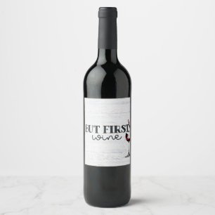 Roter Wein auf weißem Holz Weinetikett