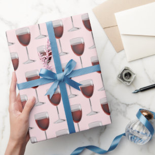 Roter Wein in Rosa Geschenkpapier
