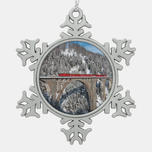 Roter Zug-Kiefern-Schnee bedeckte Berge die Schneeflocken Zinn-Ornament (Vorderseite)