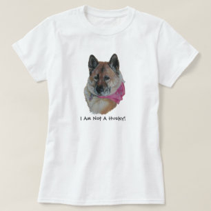 rotes Akita im herzigen heiseren Slogan des rosa T-Shirt