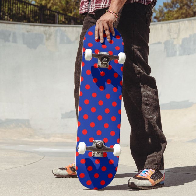Rotes auf blauem Polka-Punkte-Musterdesign  Skateboard (Von Creator hochgeladen)