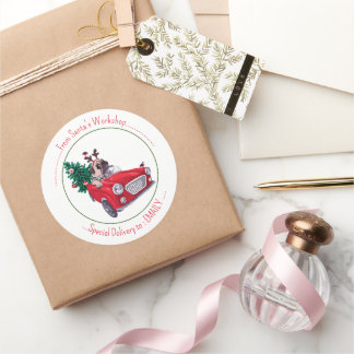 Rotes Auto und Weihnachtsbaum & glücklicher Hund Runder Aufkleber
