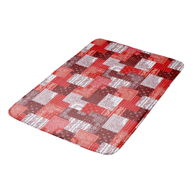 Rotes Bandana-Patchwork-Paisley-Nähmuster Badematte (Schrägansicht)