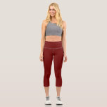 Rotes Blindfarbenzeichen Capri Leggings<br><div class="desc">Schwarz roter,  moderner abstrakter Hintergrund. Minimale,  luxuriöse,  königliche Farbe,  die bei verschiedenen Gelegenheiten gut funktioniert. Großartiger Geschenkstil für Gratulationen zu sozialen/ offiziellen Anlässen. #6D0000</div>