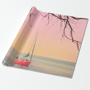 ROTES BOOT AM STRAND WÄHREND DER SONNE GESCHENKPAPIER